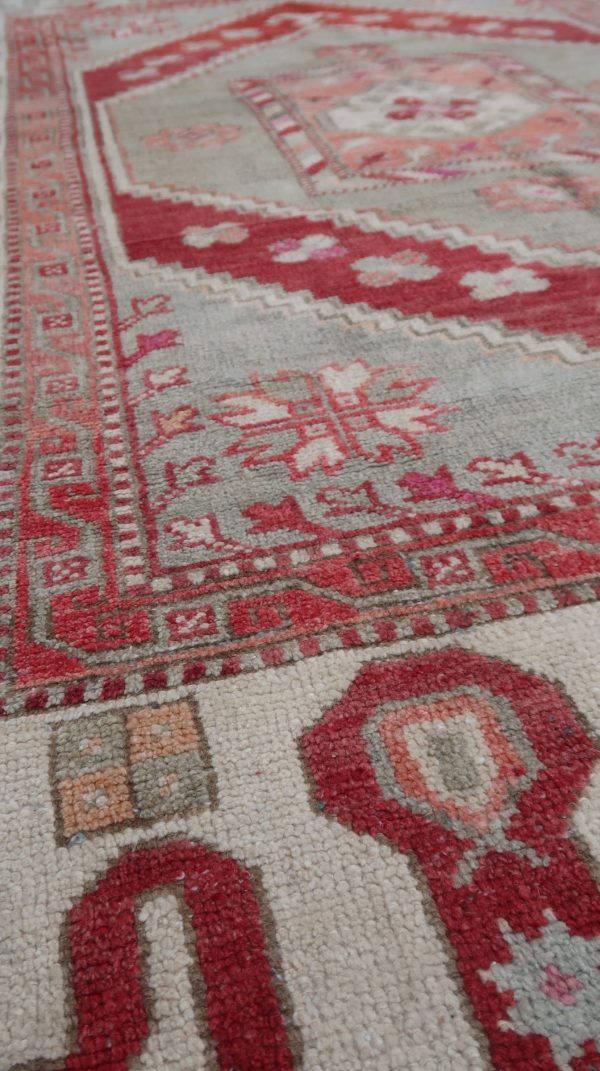 Decorative Hallie Turkish rug 5’2 x 7’10