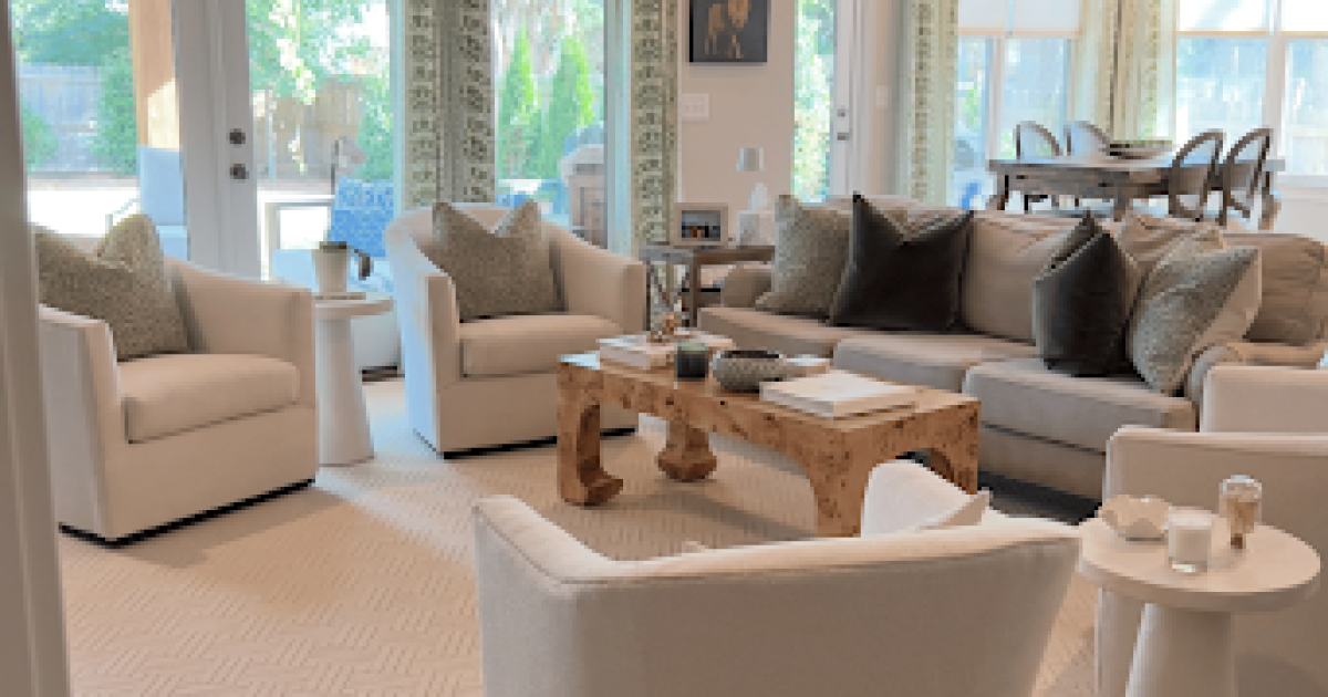 traditionally designed living room to make the home flow